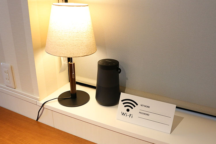 Wi-Fi、携帯充電用コンセントをご利用ください。